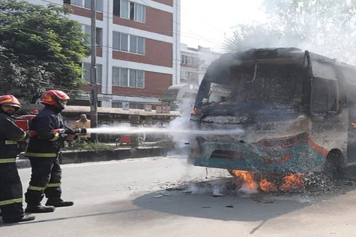 রাজধানীর শ্যামলী-ভাটারায় আরও ২ বাসে আগুন দেয় দুর্বৃত্তরা